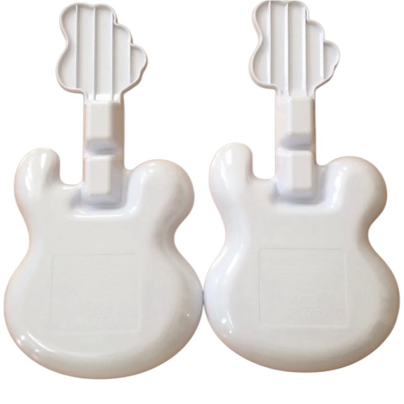 2 Hard Rock Cafe Roxtars Guitar Shaped Plastic Bento Snack TV Trays Fun All Ages - Picture 3 of 3